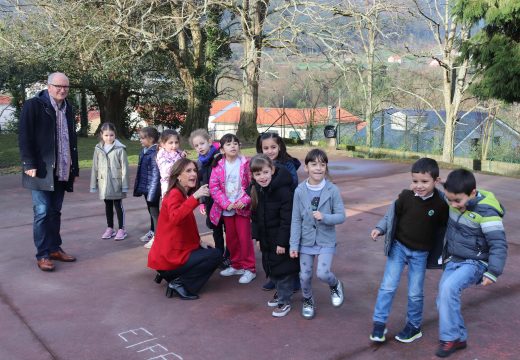 Carmen Pomar coñece os programas educativos do CEIP Felipe de Castro (Noia)